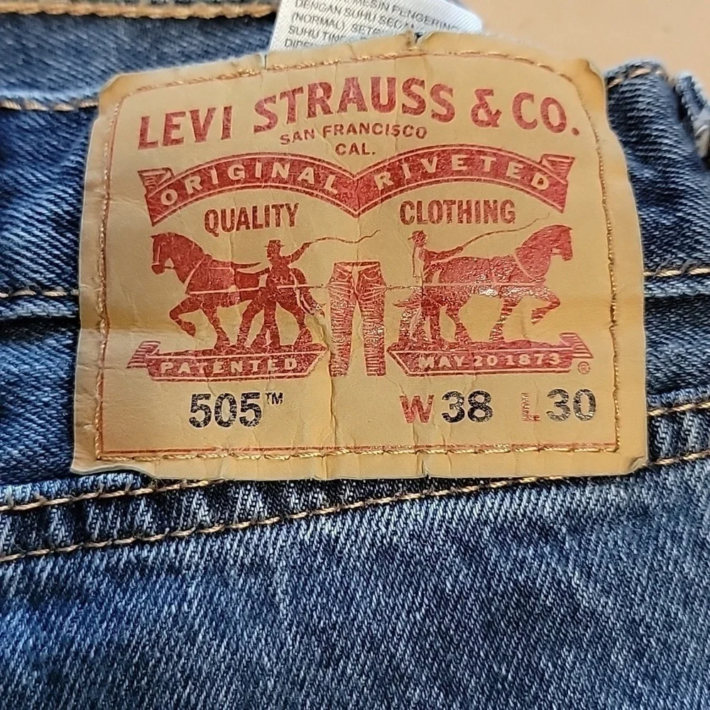 Levi's 505 Regular Fit Size 38x30 Medium Wash Blue Jeans, EUC